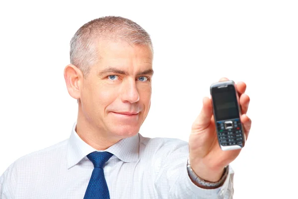 Homem de negócios mostrando um telefone celular — Fotografia de Stock