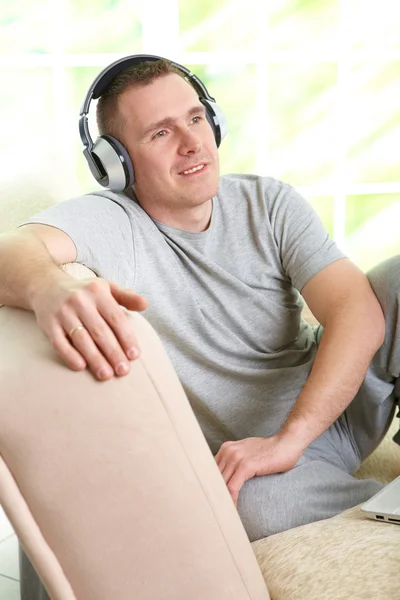Man lyssnar musik med hörlurar — Stockfoto
