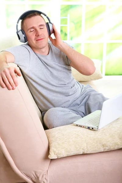 Ο άνθρωπος ακούει μουσική με ακουστικά — Φωτογραφία Αρχείου