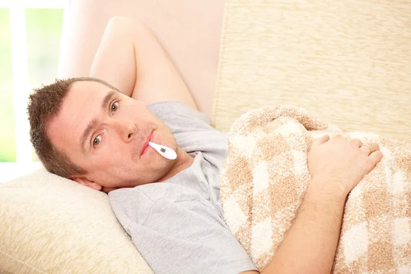 Hombre enfermo con fiebre. — Foto de Stock