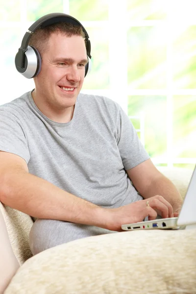 Man die muziek luistert met een koptelefoon — Stockfoto