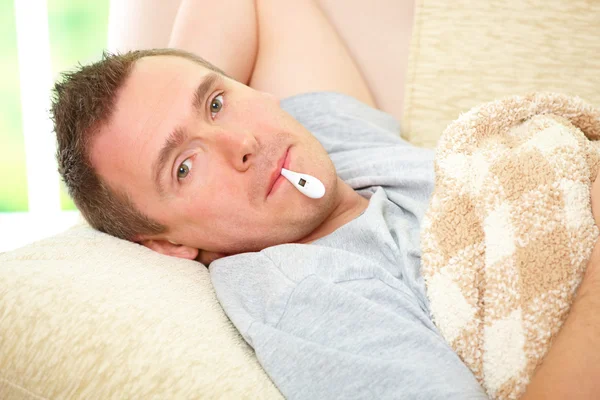 Hombre enfermo con fiebre. — Foto de Stock