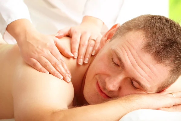 Maschio godendo trattamento di massaggio — Foto Stock