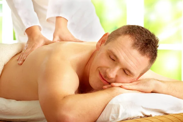 Manliga njuter av massage behandling — Stockfoto