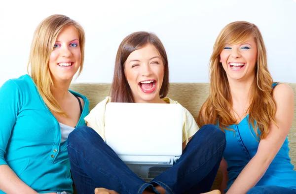 Meninas bonitas com laptop — Fotografia de Stock