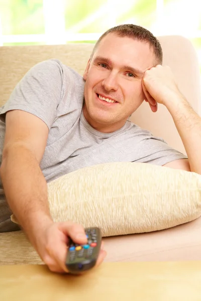 Sorrindo homem assistindo televisão — Fotografia de Stock