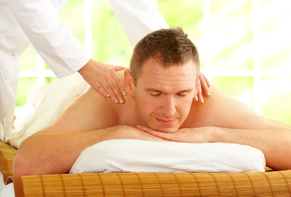Bărbat care se bucură de tratament de masaj — Fotografie, imagine de stoc