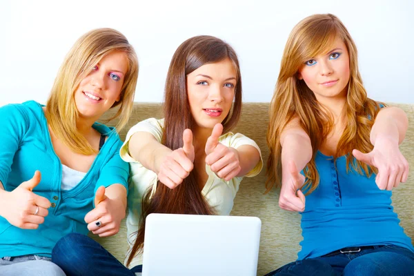 Mooie meisjes duimen omhoog met laptop — Stockfoto