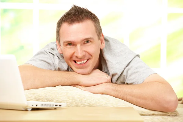 Homem relaxante com laptop — Fotografia de Stock