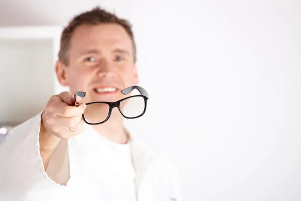 Optician oferecendo óculos — Fotografia de Stock