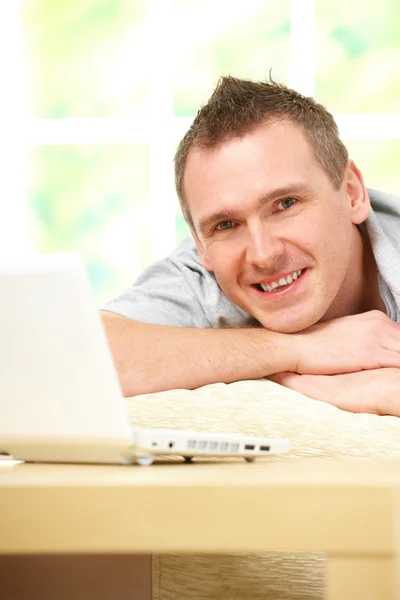 Mann entspannt mit Laptop — Stockfoto