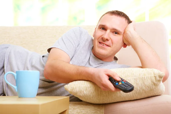 Usmívající se muž, sledování televize — Stock fotografie