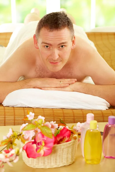 Homem descansando no salão de spa — Fotografia de Stock