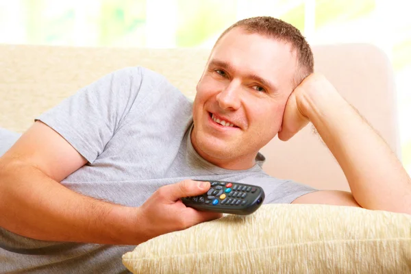 Uśmiechnięty mężczyzna oglądanie telewizji — Zdjęcie stockowe