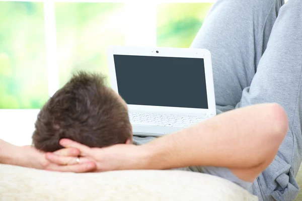Adam laptop ile rahatlatıcı — Stok fotoğraf
