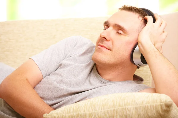 Hombre escuchando música con auriculares — Foto de Stock
