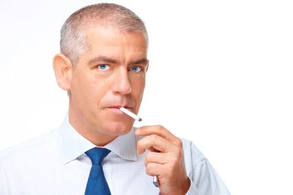 抽烟的男人的肖像 — 图库照片