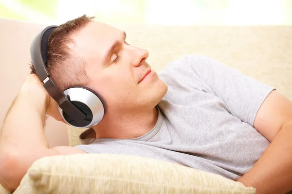 Mężczyzna słuchający muzyki ze słuchawkami — Zdjęcie stockowe