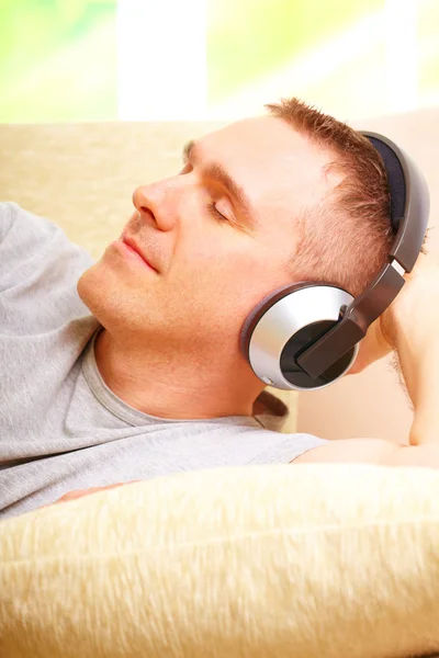 Mann hört Musik mit Kopfhörern — Stockfoto