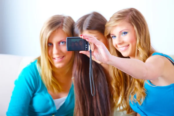 Три девушки фотографируют — стоковое фото