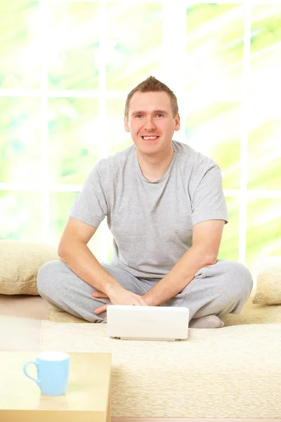 Muž relaxační s notebookem — Stock fotografie