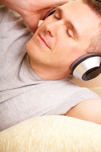 Mann hört Musik mit Kopfhörern — Stockfoto