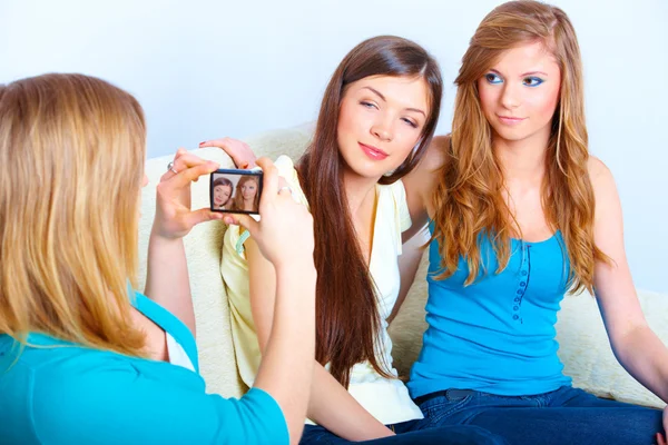 Tři dívky, fotografování — Stock fotografie