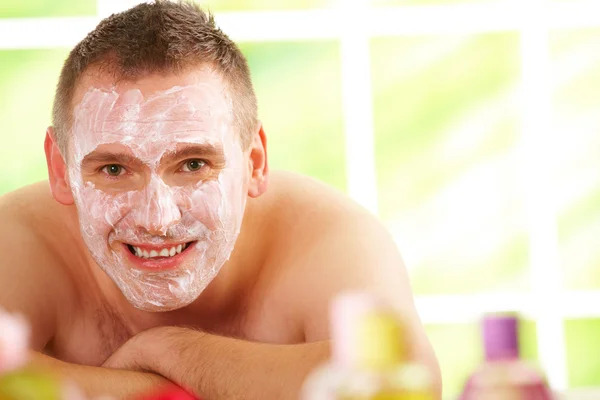Homem em spa com máscara — Fotografia de Stock