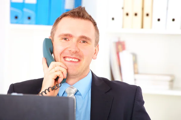 Szczęśliwy biznesmen przy telefonie. — Zdjęcie stockowe