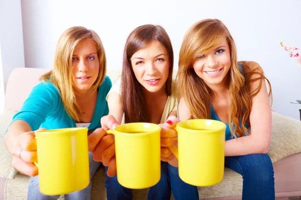 Drei Mädchen mit Tassen — Stockfoto