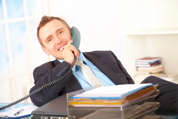 Glücklicher Geschäftsmann am Telefon — Stockfoto