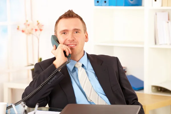 Feliz homem de negócios ao telefone — Fotografia de Stock
