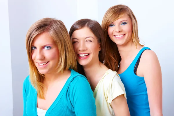 Три девушки дружба — стоковое фото