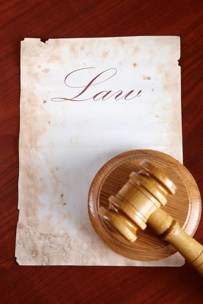 Old paper with gavel — Stock Photo, Image