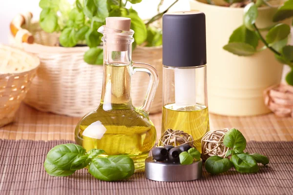 Két üveg olívaolaj és szőlőmag olaj — Stock Fotó