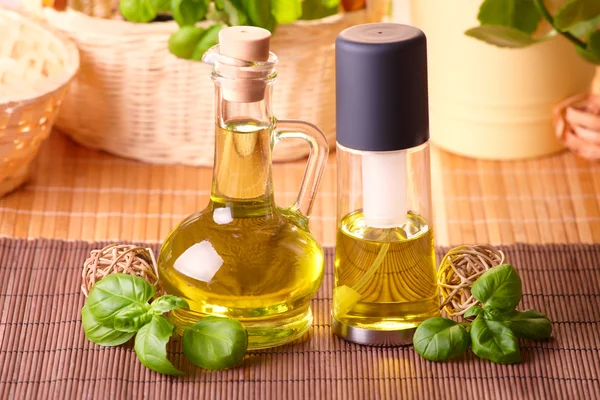 Дві пляшки з оливковою олією та олією винограду — стокове фото