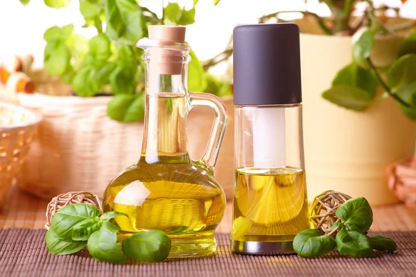 Dwie butelki z oliwy z oliwek i olej z pestek winogron — Zdjęcie stockowe