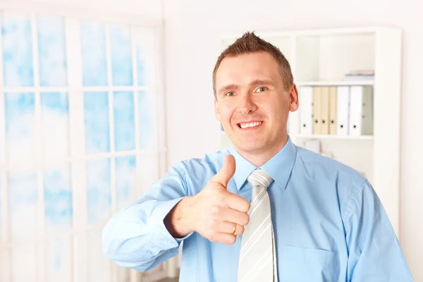 Glada affärsman med tummen upp skylt — Stockfoto