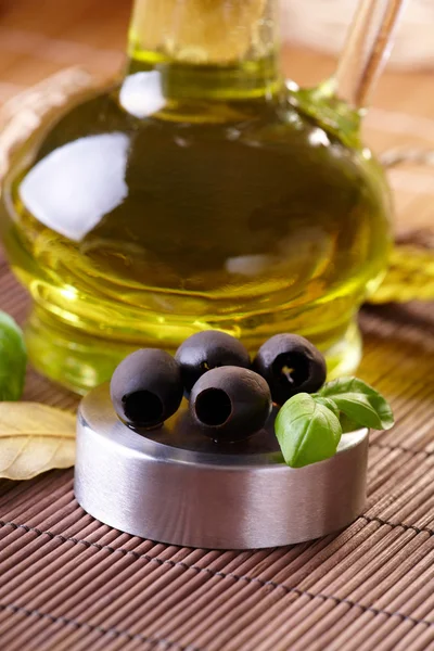 Чорні оливки та олія — стокове фото