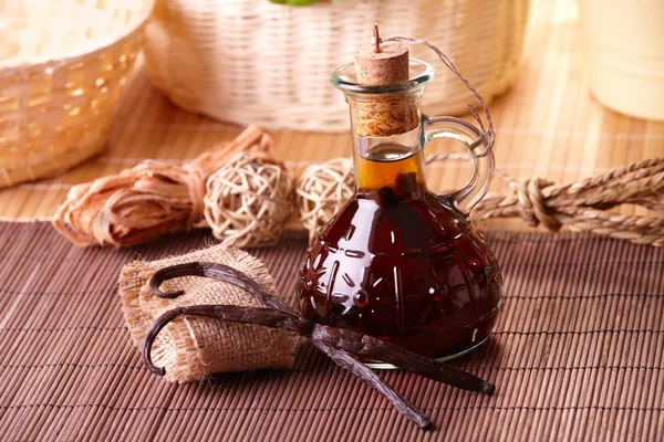 Vanilla extract and beans — Stock Photo, Image