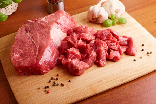 Syrové hovězí maso na prkénku — Stock fotografie