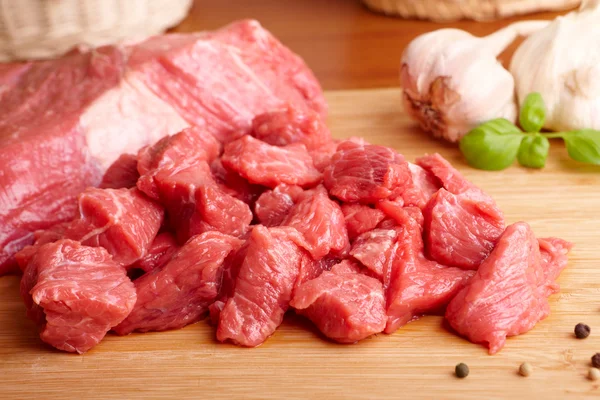Carne de bovino sobre tábua de corte — Fotografia de Stock