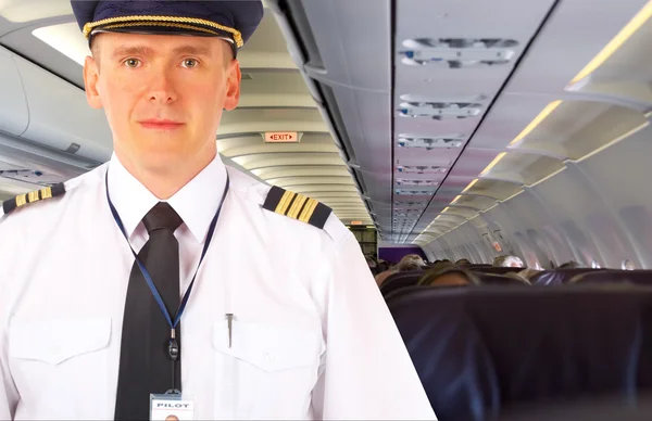 Piloto da companhia aérea a bordo — Fotografia de Stock