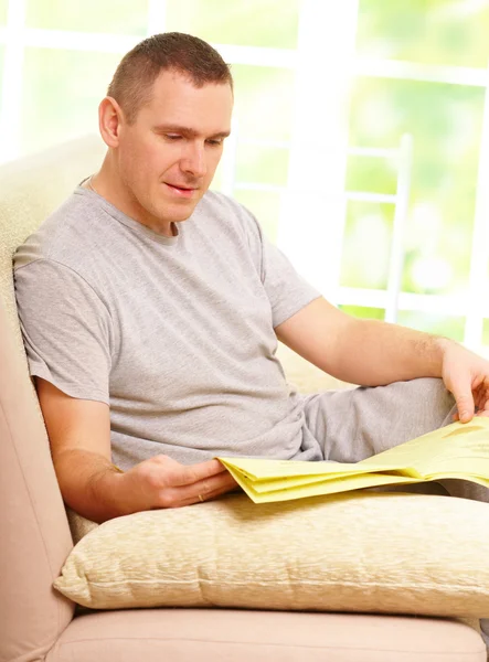 Hombre leyendo periódico — Foto de Stock