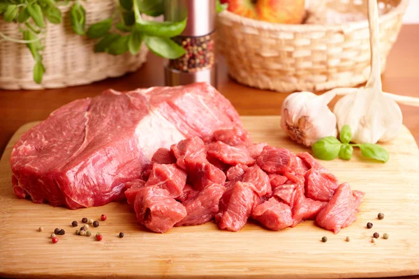 Syrové hovězí maso na prkénku — Stock fotografie