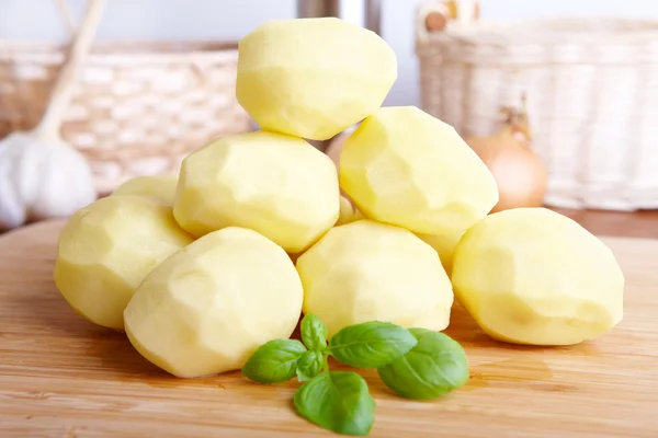 Aardappelen op een houten bord — Stockfoto