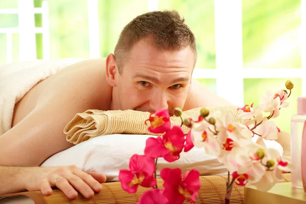 Man resting in spa salon — Stock Photo, Image