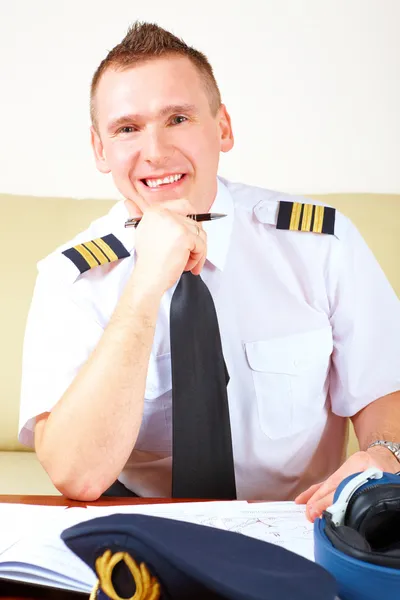 Airline pilot filling in papers — Stock Photo, Image