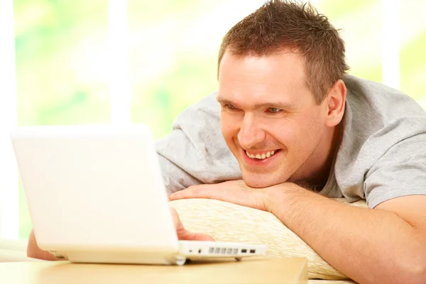 Man relaxing with laptop — Stock Photo, Image
