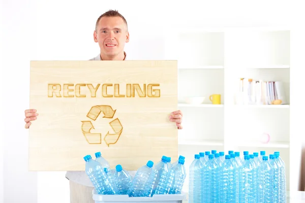 Recycling-Mann mit Brett — Stockfoto